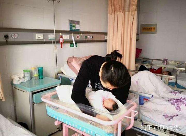 产妇下床活动子宫下垂(顺产后过早下床活动 会导致 子宫下垂吗)